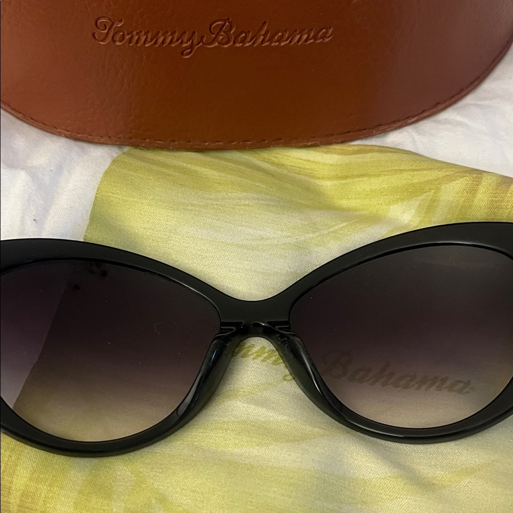 Tommy Bahama Elegant Black Sunglasses - Picture 4 of 8